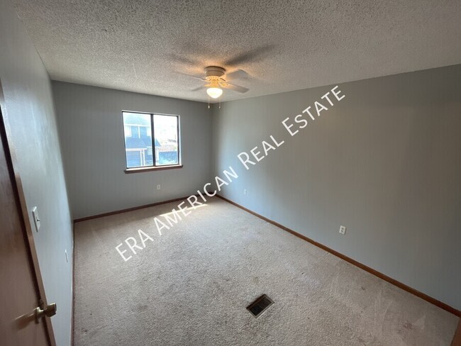 Building Photo - 2 bedroom townhome with fireplace!