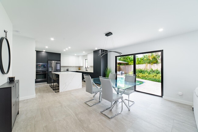 Building Photo - 224 E Kalmia Dr