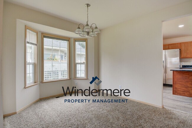 Building Photo - 4 Bedroom, 2.5 bath in Eagle Vista