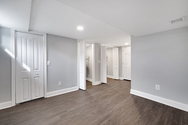 Foto del edificio - Affordable New Renovated Shared 2br Walkable to Metro