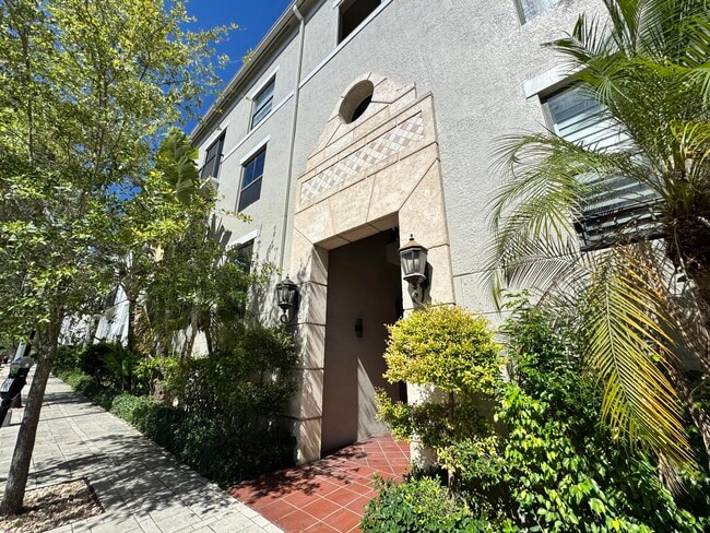 Building Photo - 580 S Sapodilla Ave