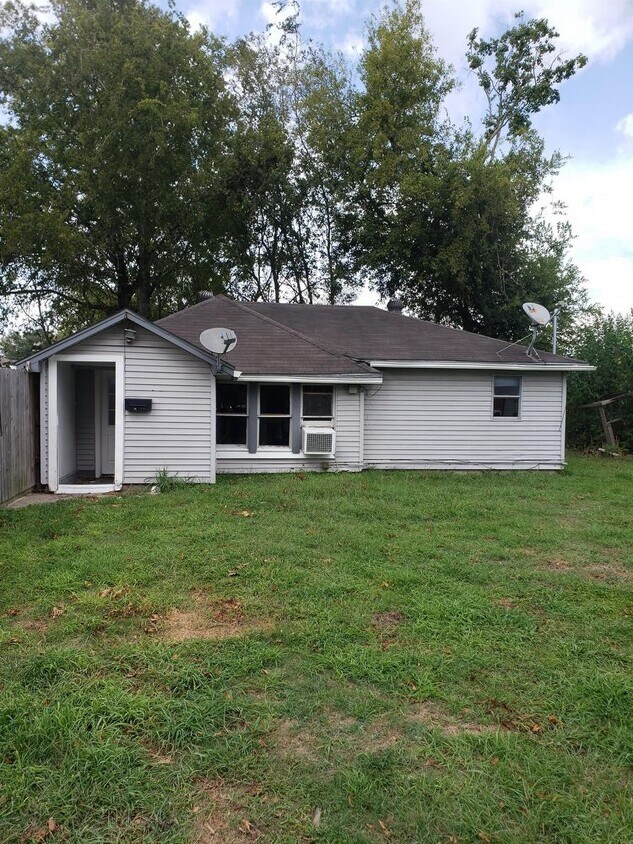 118 1/2 10th Street House for Rent in Nederland, TX
