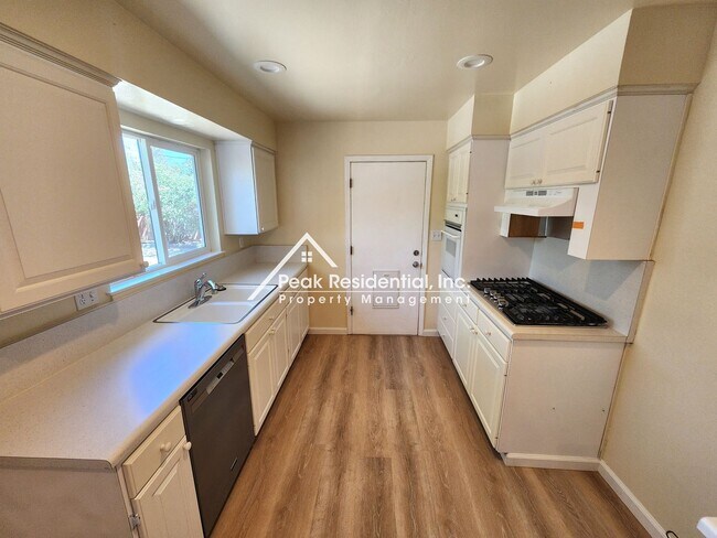 Building Photo - Charming Sky Parkway Area 3bd/2ba with 2 C...