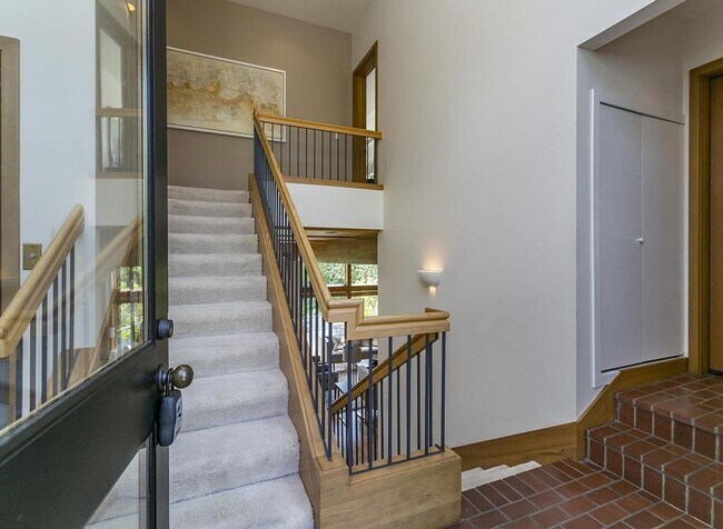 Foto del edificio - Arlington Heights Retreat! Breathtaking Vi...
