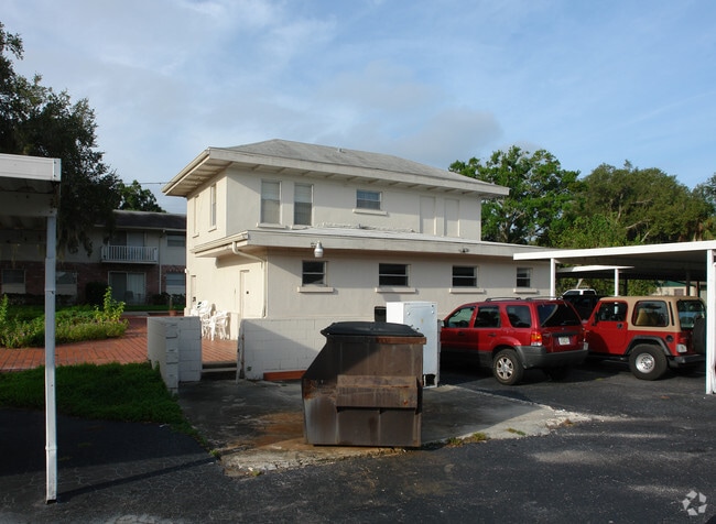 Foto del edificio - Town & Lake Garden Apartment
