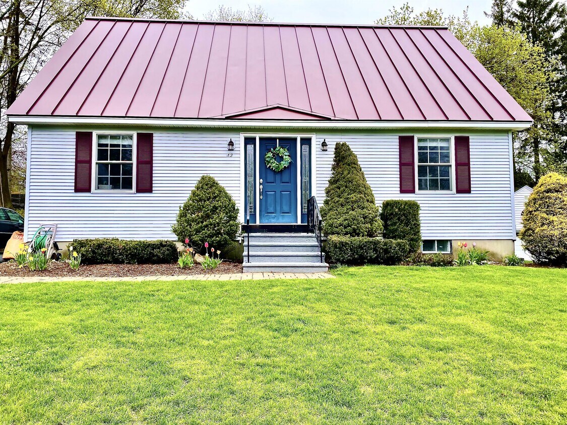 Primary Photo - 13 Hough St