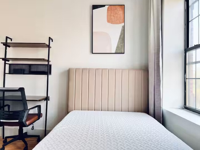 Building Photo - Furnished room/NOT APARTMENT