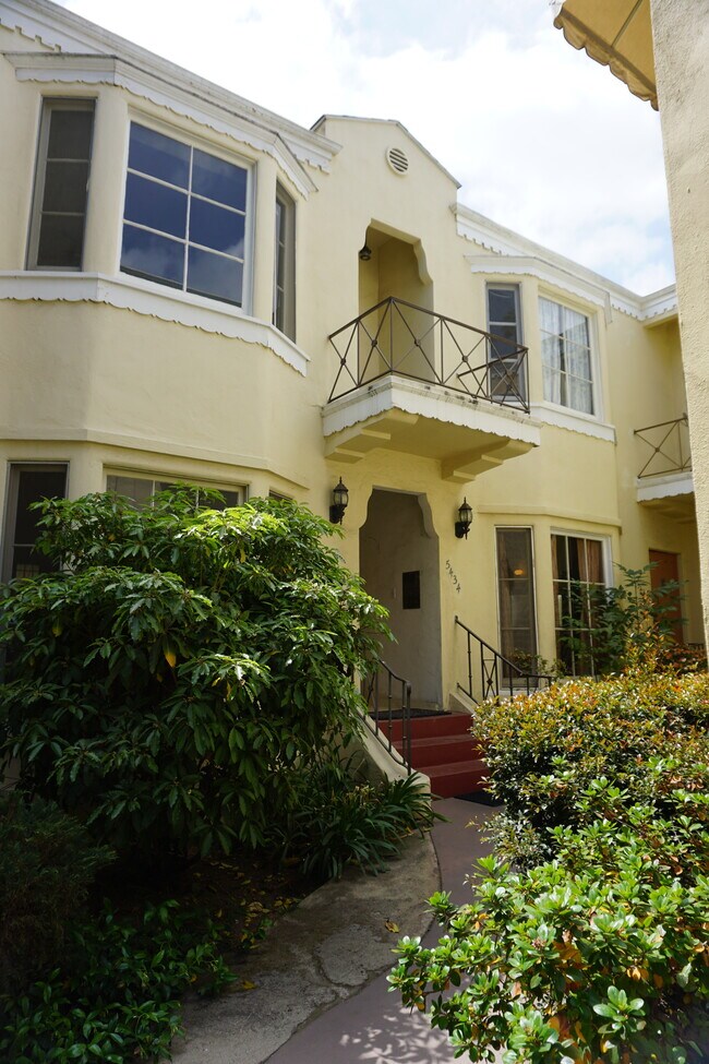 Foto del edificio - 5434 Russell Ave