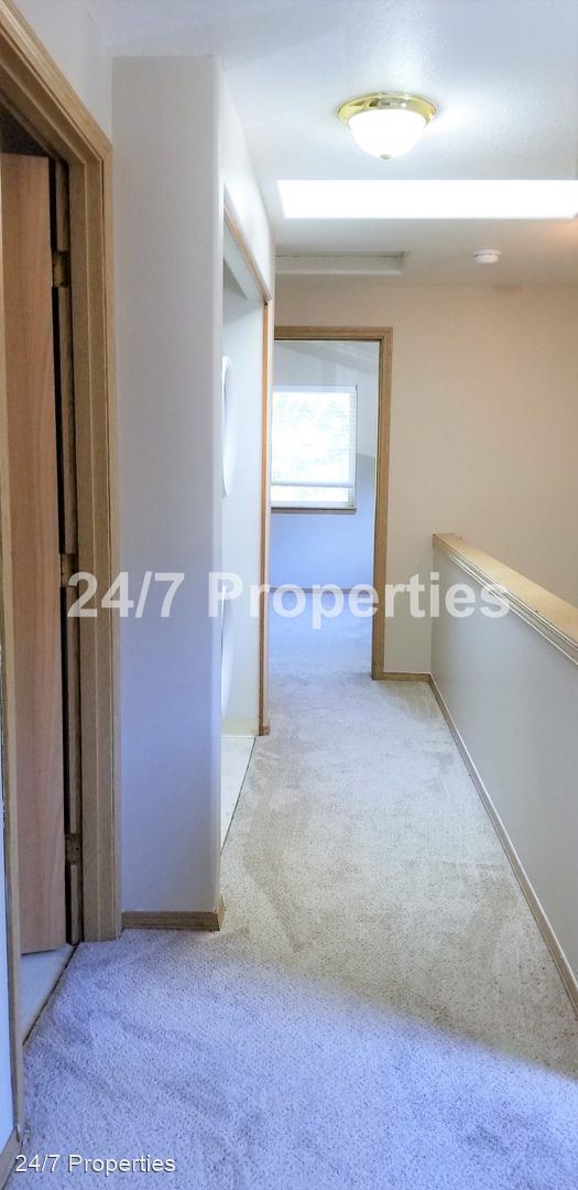 Foto del edificio - 3 br, 2.5 bath House - 13949 Beavercreek R...