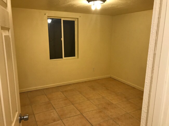 Building Photo - 546 S Mesa Dr