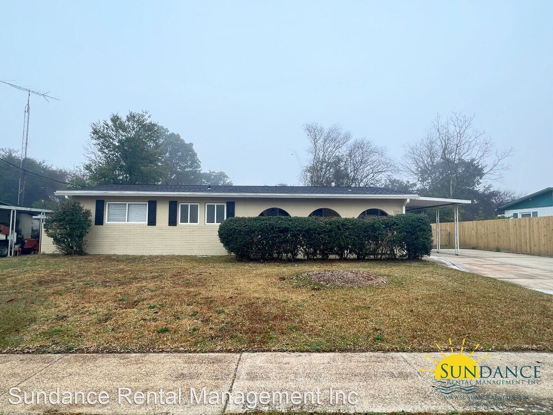Primary Photo - 3 br, 2 bath House - 251 Lorraine Drive W.