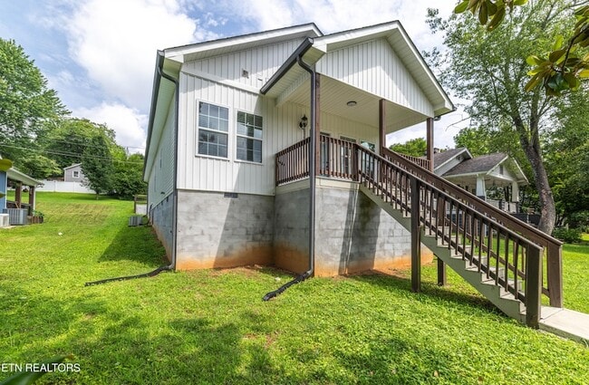 Building Photo - 619 Midlake Dr NE