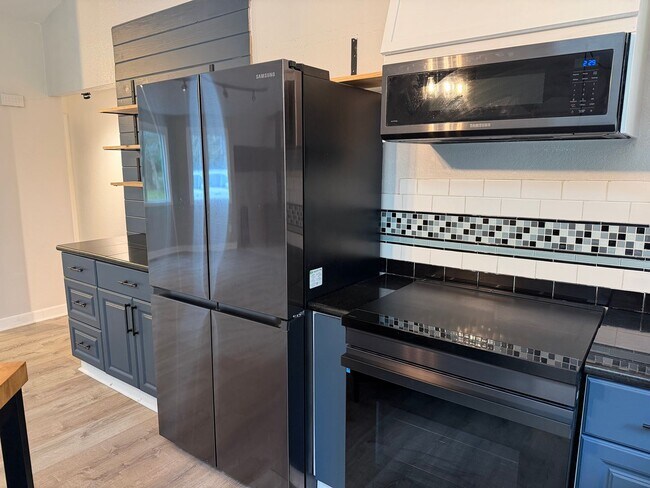 Foto del edificio - Lovely Single Level Rambler with Custom Finishes and Pet Friendly!