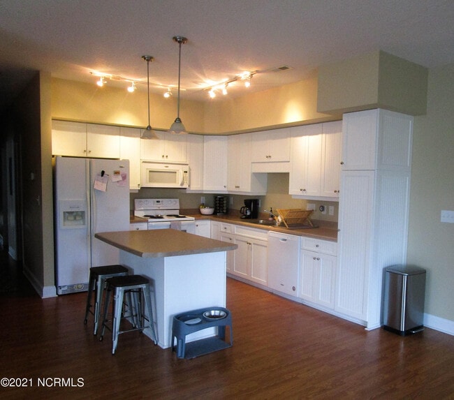 Building Photo - 300 Lighthouse Ln