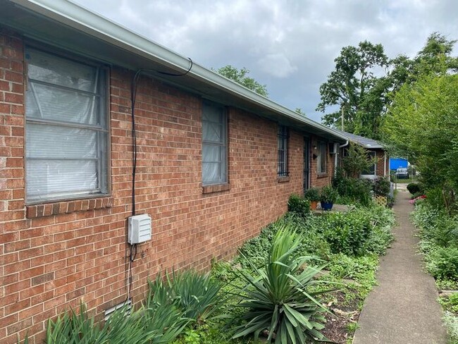 Building Photo - 2 Bedroom Apartment Near Downtown
