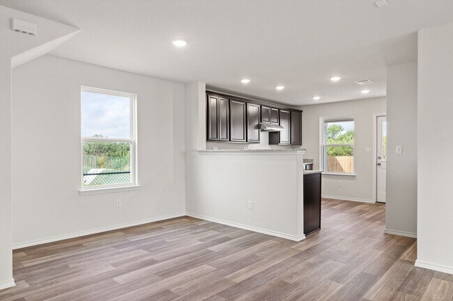 Building Photo - Shows Like New, In Estrella!!!