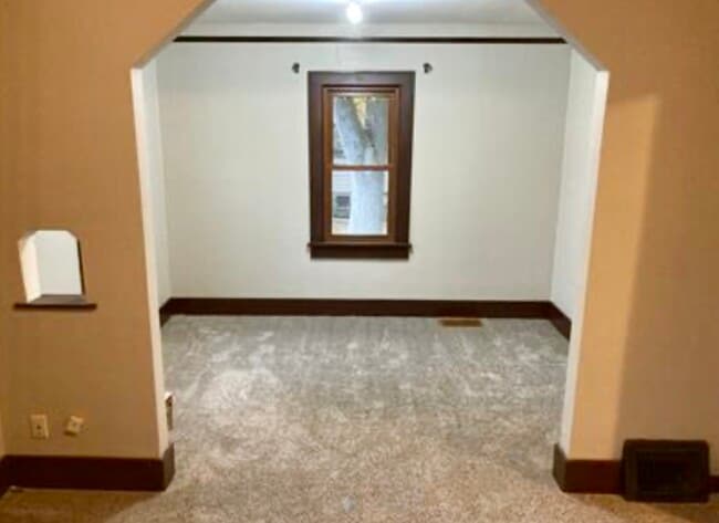 Building Photo - 630 W 7th Ave