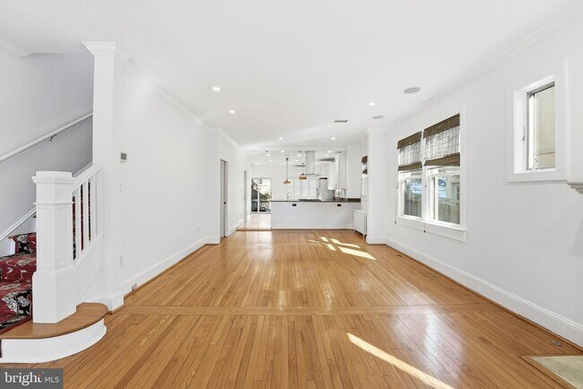 Foto del edificio - 5149 MacArthur Blvd NW