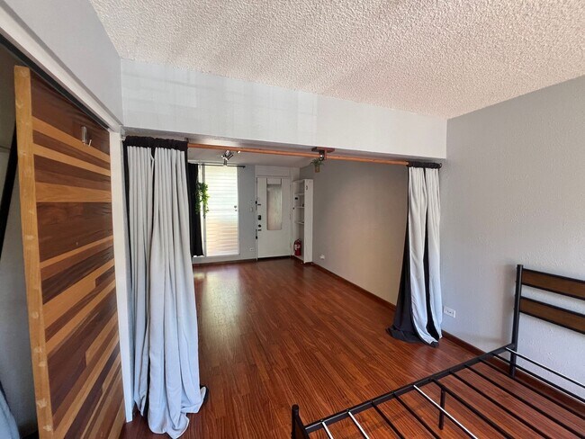 Foto del edificio - 392 sqft Studio with 1-bathroom, 1-parking in Palolo Gardens
