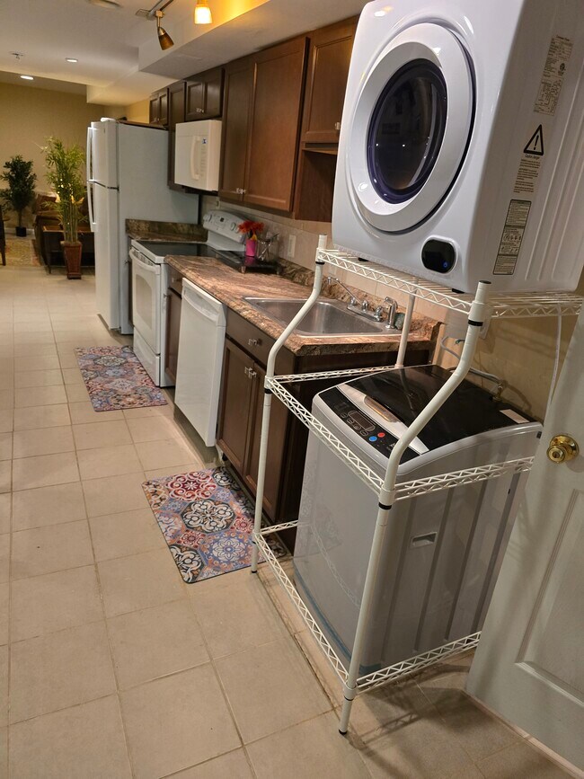 Kitchen - 1921 Spruce Dr NW