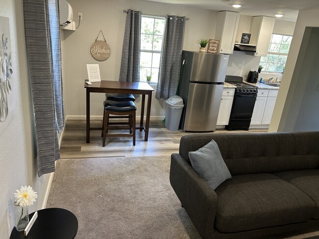 Laurel Lane - Laurel Lane Apartment