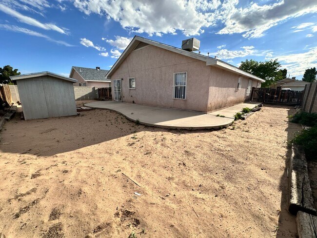 Building Photo - 3 Bedroom 2 Bathroom with 2 Car Garage