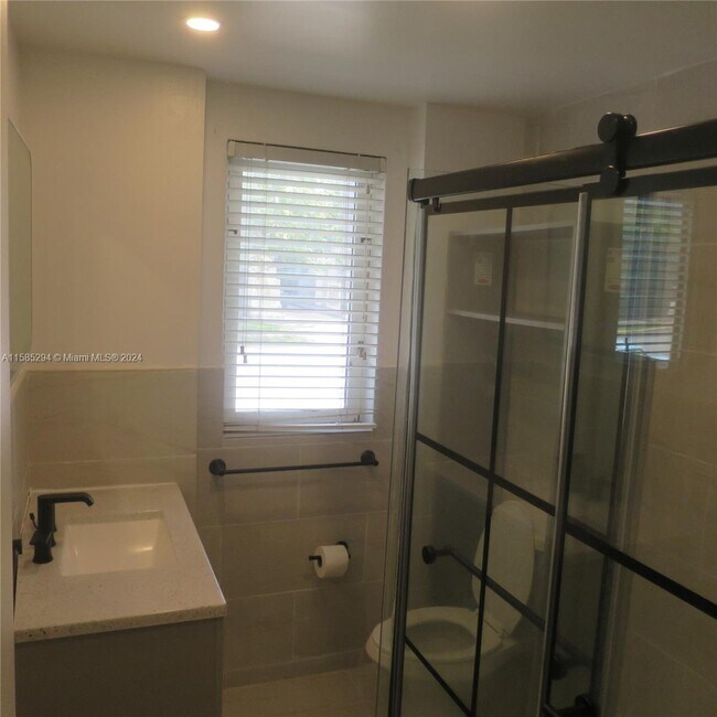 Foto del edificio - 837 W 40th St