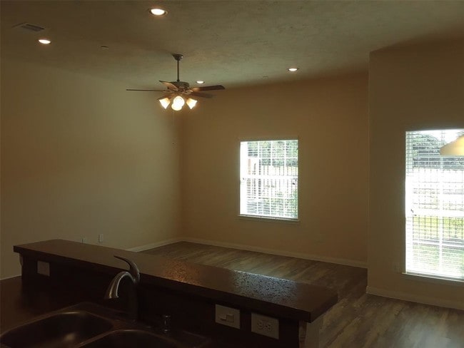 Building Photo - 2215 Bermuda Palms Dr