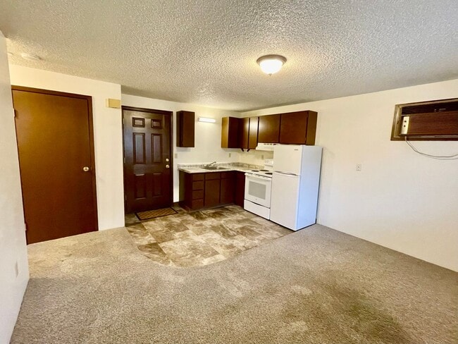 Building Photo - Convenient Location and Comfortable Living