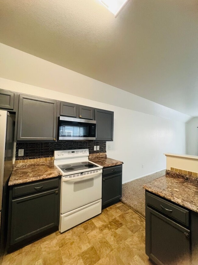 Building Photo - 3 bedoom 2.5 bath townhome close to Powers...