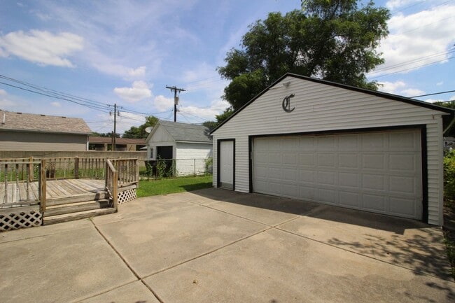 Building Photo - 5847 Weddel St