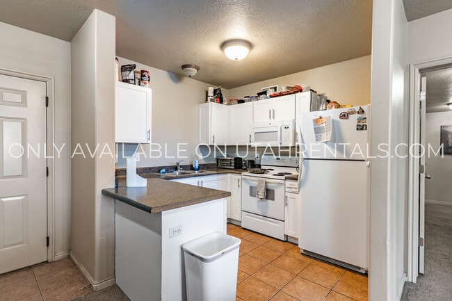 Building Photo - 892 E 700 N