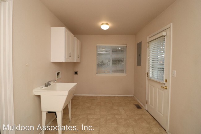 Building Photo - 1129 Bonfoy Ave