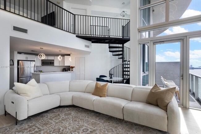 Building Photo - 300 S Biscayne Blvd