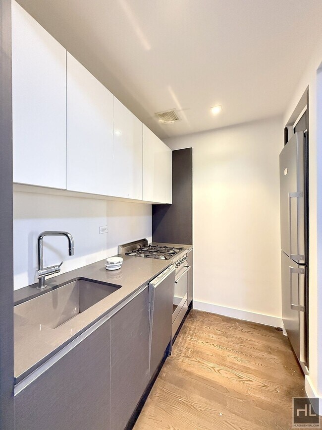 Building Photo - NO fee 1 bed 2 bath with laundry in unit -...