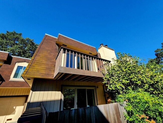 Building Photo - Lovely two bed, two bath condo with garden...