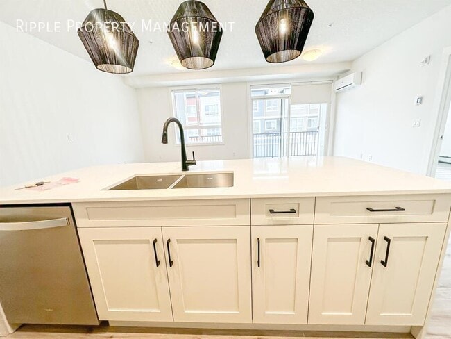 Photo du bâtiment - Modern 2 Beds, 2 Baths Apartment/Condo | N...