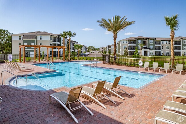 Piscina estilo resort - Bristol Park Apartments