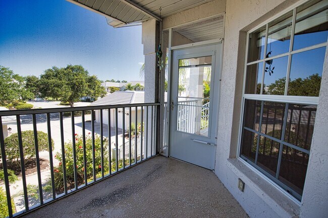 Foto del edificio - Annual Unfurnished 2nd Floor Condo 2 Bedro...