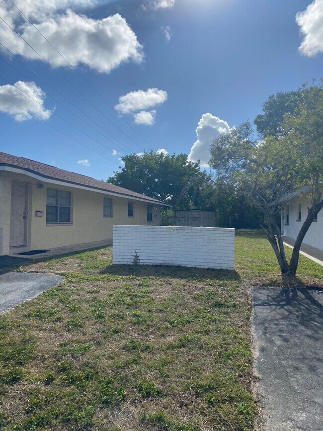 Foto del edificio - 2 BEDROOM, 1 BATH APARTMENT HOME - PINELLAS PARK
