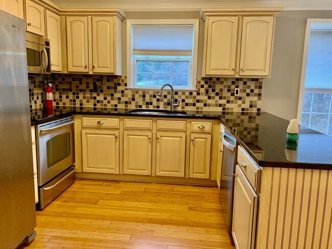 Building Photo - MUST SEE! End Unit, Electric Fireplace, Gr...