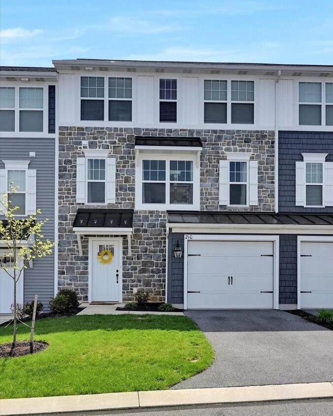 Primary Photo - Spacious Modern 3 Bedroom Townhome in Annv...