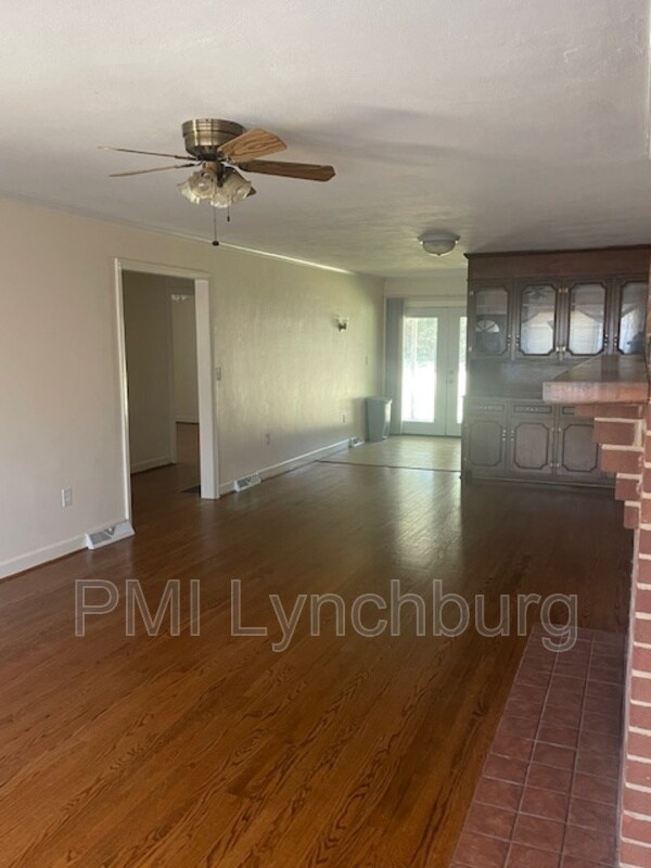 Building Photo - 1026 Lakeview Dr