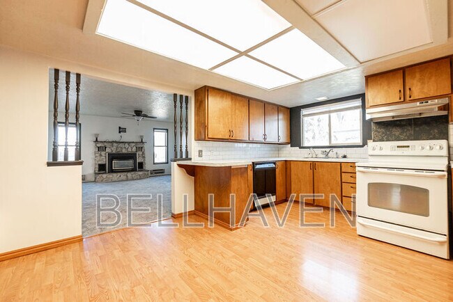 Building Photo - 213 W 37th St