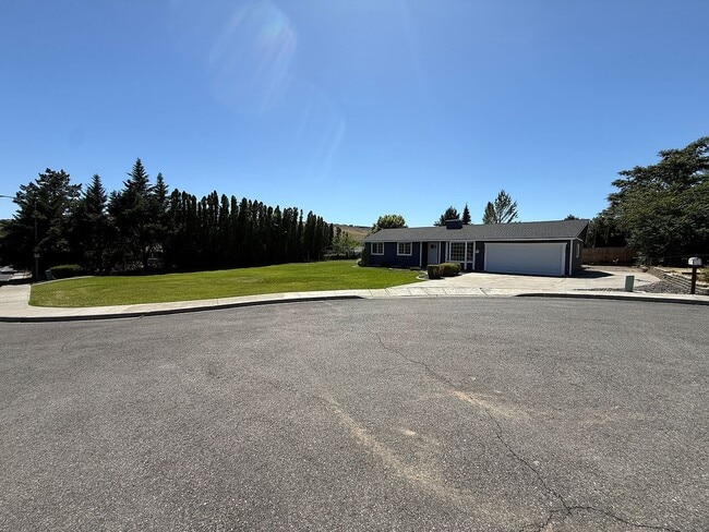 Building Photo - 1108 S Kellogg St