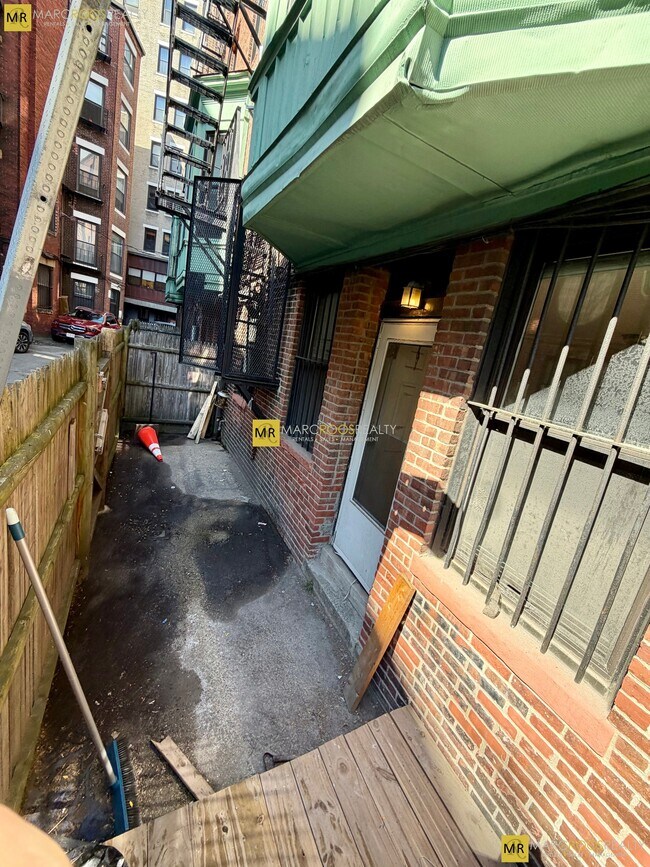Building Photo - 587 Beacon St