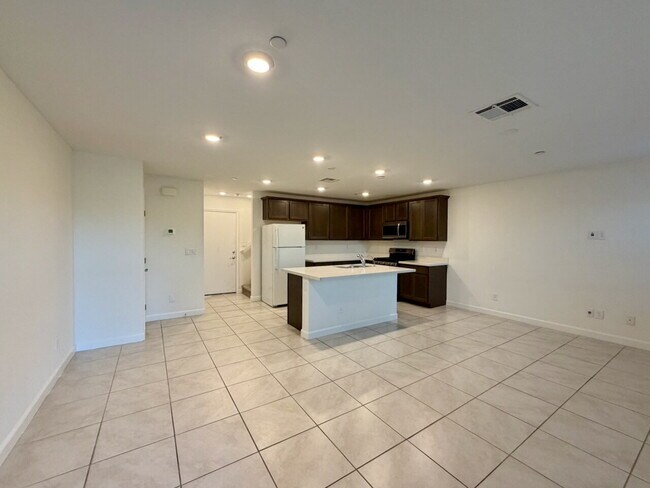 Foto del edificio - 3 BED 2.5 BATH 2 CAR GARAGE TOWNHOUSE FOR RENT LOCATED IN CADENCE MASTER COMMUNITY