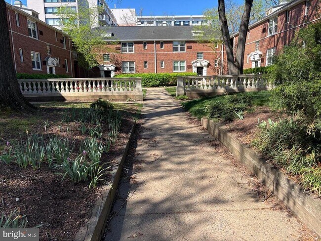 Building Photo - 106 N George Mason Dr