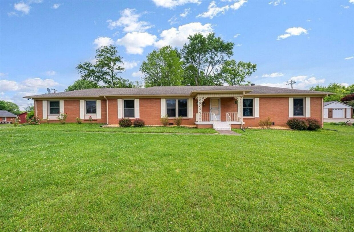 Foto principal - 3 Bed/2 Bath Home with 2 Car Garage