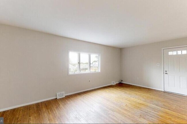 Foto del edificio - Recently Updated 4BR/2BA Twin with Central Air & Fenced Backyard